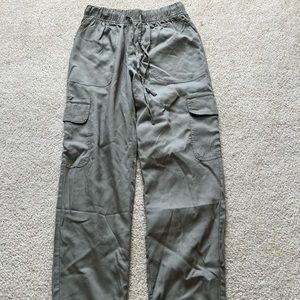 Army green cargo pants, really comfy cargo pants, adjustable waist band, size S